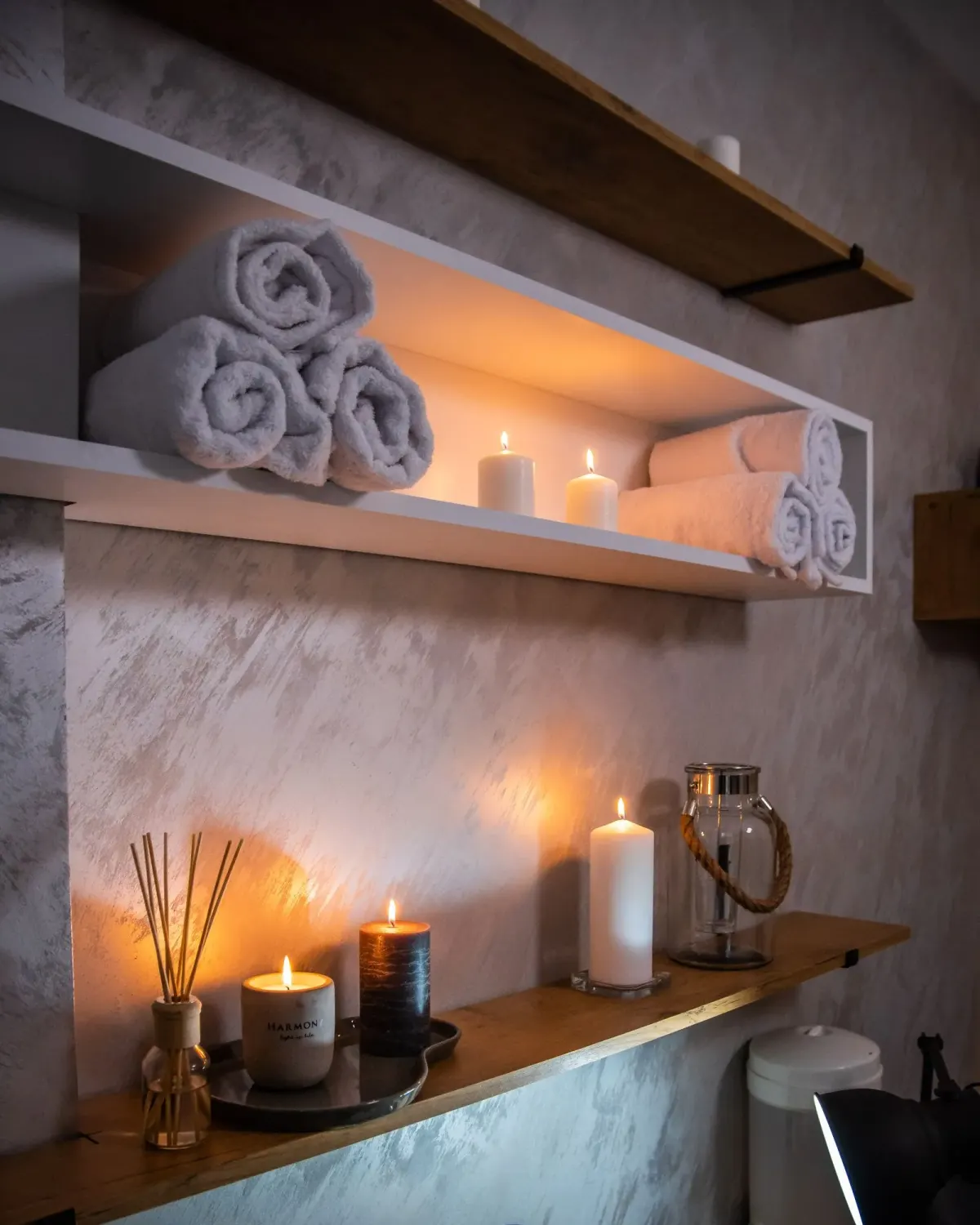 Sveće, difuzor i uredno složeni peškiri u Runway Massage studiju u Beogradu
