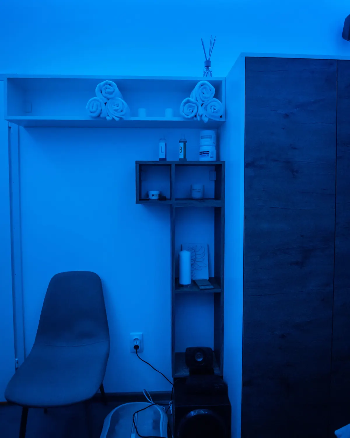 Soba za masažu u prigušenom plavom svetlu, Runway Massage, Beograd